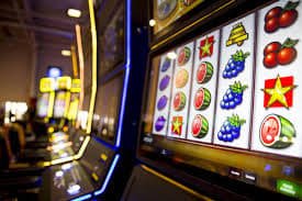 Meja baccarat Bonanza Gold dengan kartu dan chip
